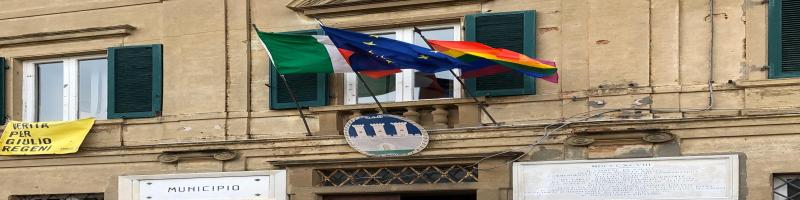 SETTE COMUNI E SETTE BANDIERE ARCOBALENO PER CONDANNARE L’EPISODIO OMOFOBO AVVENUTO AD ALTOPASCIO. L’UNIONE SI SCHIERA COMPATTA A SOSTEGNO DEI DIRITTI E DELLE LIBERTA’ INDIVIDUALI.